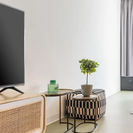 Limehome Maximilian-welsch-str. 3*